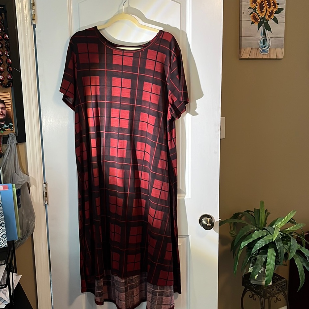 Carly 3 xl red and black plaid high low hem.